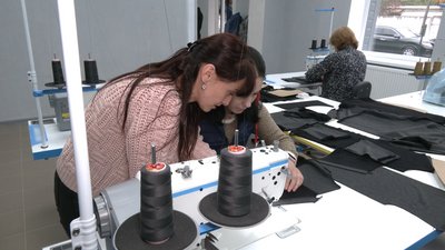 "Ціль забрати людей із-за кордону": в Мені на Чернігівщині відкрили швейне підприємство за грантові 25 тисяч доларів "Ціль забрати людей із-за кордону": в Мені на Чернігівщині відкрили швейне підприємство за грантові 25 тисяч доларів