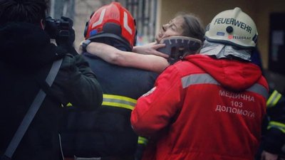 Пробула 20 годин під завалами. У Дніпрі з-під зруйнованого ракетою будинку витягли 27-річну жінку