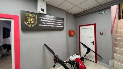 На Тернопільщині відкрили перший в Україні навчальний центр керування дронами На Тернопільщині відкрили перший в Україні навчальний центр керування дронами