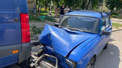 У Харкові водій в'їхав у припарковані авто та збив пішохода У Харкові водій в'їхав у припарковані авто та збив пішохода