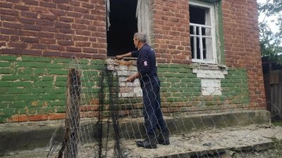 Чоловік біля пошкодженого будинку у Постольному Золочівської громади, 31 травня 2026 року