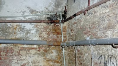 «У жахливому стані»: у Полтаві мешканці дому хочуть, аби ЖЕО відремонтувало внутрішні мережі