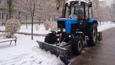 Ожеледиця і сніг у Києві. Понад 200 одиниць техніки очищають та обробляють вулиці