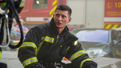 На пожежі у багатоповерхівці Хмельницького врятовано 7 людей, з них одна дитина На пожежі у багатоповерхівці Хмельницького врятовано 7 людей, з них одна дитина