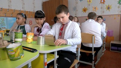 "Віримо у них і будемо підтримувати": як учні та вчителі гімназії на Вінниччині допомагають захисникам "Віримо у них і будемо підтримувати": як учні та вчителі гімназії на Вінниччині допомагають захисникам