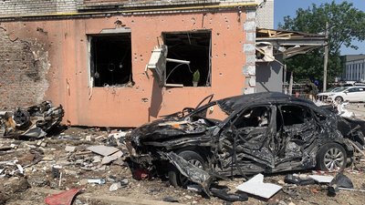 Вибух знищив і автомобілі місцевих жителів Вибух знищив і автомобілі місцевих жителів
