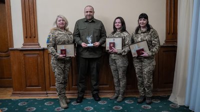 Міністр оборони України зустрівся з жінками, які брали участь у збитті ракети 17 листопада