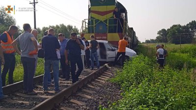 У Львівській області зіткнулися вантажний потяг та авто. Одна людина померла