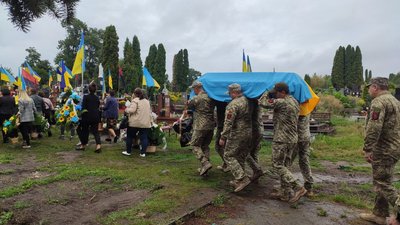 У Тернополі попрощалися з бійцем Артемом Узуналовим У Тернополі попрощалися з бійцем Артемом Узуналовим