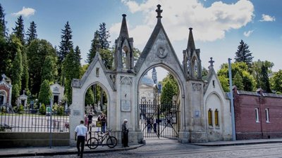 Центральний вхід на територію музею "Личаківський цвинтар"