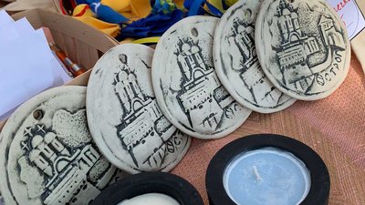 Троє дівчат у місті на Рівненщині організували ярмарок, щоб підтримати ЗСУ Троє дівчат у місті на Рівненщині організували ярмарок, щоб підтримати ЗСУ