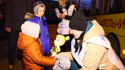На Житомирщині зустріли 49-й евакуаційний потяг із переселенцями На Житомирщині зустріли 49-й евакуаційний потяг із переселенцями