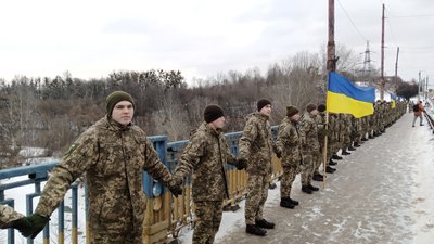 У Житомирі до Дня Соборності України курсанти військового інституту утворили два "живі ланцюги" У Житомирі до Дня Соборності України курсанти військового інституту утворили два "живі ланцюги"