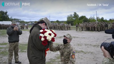Перед виїздом в зону ООС на полігоні під Рівним військовий освідчився коханій