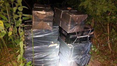 Сигарети хотіли переправити човном: на Волині спіймали контрабандистів