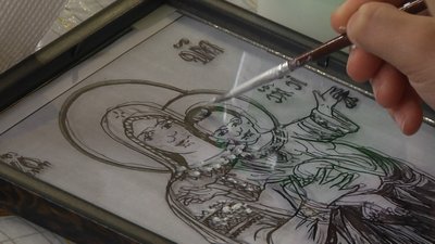 Для виготовлення ікони учасники використовують акрилові фарби і спеціально підготовлені заготовки Для виготовлення ікони учасники використовують акрилові фарби і спеціально підготовлені заготовки