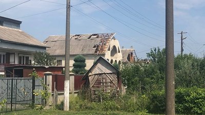 Понад 30 покрівель будинків пошкодив вітер в Берегівському районі на Закарпатті