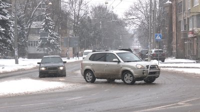 Снігопади на Прикарпатті: що кажуть водії про стан доріг Снігопади на Прикарпатті: що кажуть водії про стан доріг