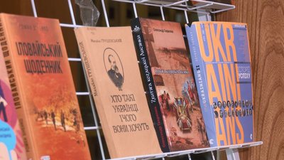 "Червоний – це боротьба і кохання": у черкаській бібліотеці влаштовують "кольорові читання"