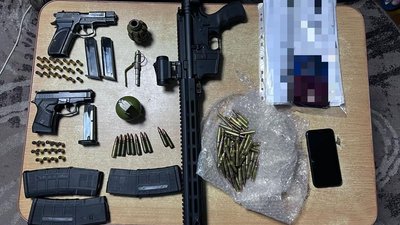 Гранати, пістолети та понад 100 набоїв. У Дніпрі затримали групу озброєних чоловіків Гранати, пістолети та понад 100 набоїв. У Дніпрі затримали групу озброєних чоловіків