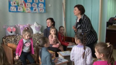 Казкотерапія: в Черкасах для дітей-переселенців проводять творчі заняття