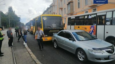 В центрі Одеси зіткнулися маршрутки та легковик, 5 людей госпіталізували В центрі Одеси зіткнулися маршрутки та легковик, 5 людей госпіталізували