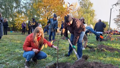 На Київщині у пам'ять про дітей, життя яких обірвала війна, висадили яблуні