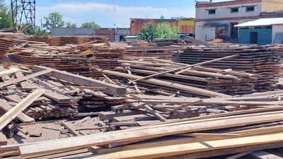 Окупанти поцілили по підприємству в Харкові: утворилася вирва глибиною 12 метрів Окупанти поцілили по підприємству в Харкові: утворилася вирва глибиною 12 метрів