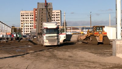 У селі біля Рівного вантажівки псують асфальт. Про що домовилась громада та завод