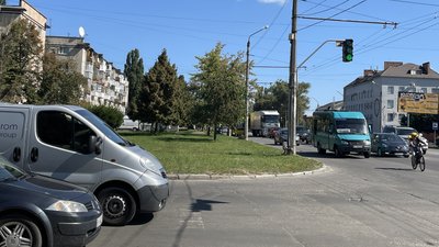 Перехрестя на вулиці Бірюзова та Юрченка у Полтаві Перехрестя на вулиці Бірюзова та Юрченка у Полтаві