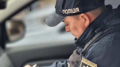 Поліцейський пише в машині