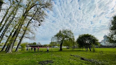 В Івано-Франківську до дня міста франківці та переселенці висадили 360 дерев В Івано-Франківську до дня міста франківці та переселенці висадили 360 дерев