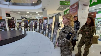 У війни жіноче обличчя: у Черкасах тероборона презентувала виставку світлин У війни жіноче обличчя: у Черкасах тероборона презентувала виставку світлин