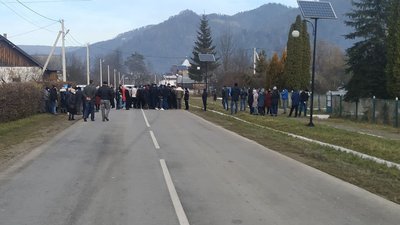 На Прикарпатті жителі Яворова перекрили дорогу. Протестують проти призначення старости На Прикарпатті жителі Яворова перекрили дорогу. Протестують проти призначення старости