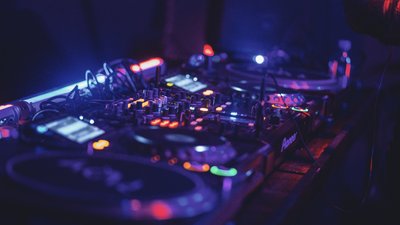 Якою мовою вони розмовляють? Сучасні терміни зі світу музичної індустрії Якою мовою вони розмовляють? Сучасні терміни зі світу музичної індустрії