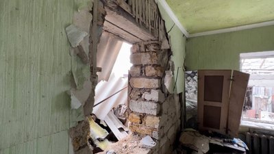 Дома руїни. В село на Херсонщині повертаються люди, аби відновити житло Дома руїни. В село на Херсонщині повертаються люди, аби відновити житло