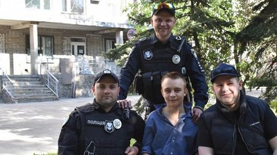 Опинився у лікарні та хотів втекти. Патрульні Дніпра опікуються пораненим підлітком з Донеччини