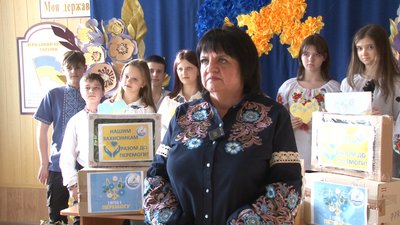 Смаколики, в'язані шкарпетки та сітки: черкаські школярі передали допомогу військовим Смаколики, в'язані шкарпетки та сітки: черкаські школярі передали допомогу військовим