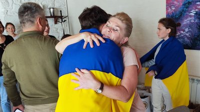 В Україну повернули п’ятьох дітей-сиріт з Миколаївщини, яких вивезли росіяни В Україну повернули п’ятьох дітей-сиріт з Миколаївщини, яких вивезли росіяни