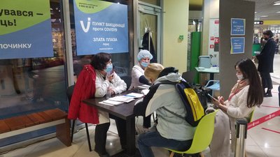 У Рівному почали щеплювати проти COVID в "Злата Плазі". Як проходить вакцинація в області