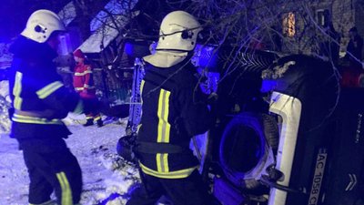 Рятувальники поставили автомобіль на дорогу Рятувальники поставили автомобіль на дорогу
