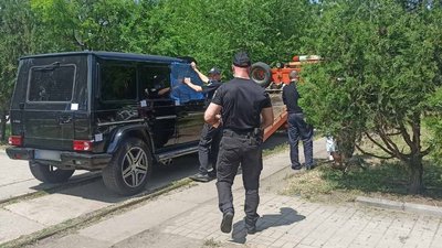 У Бердянську на залізничному полотні покинули позашляховик. Власника розшукує поліція