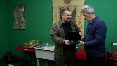 Відзнаку “Місто-герой України Чернігів” передали в музей Відзнаку “Місто-герой України Чернігів” передали в музей