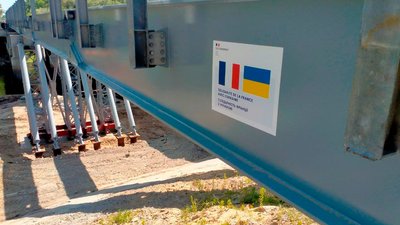 Процес монтажу мосту через річку Снов Процес монтажу мосту через річку Снов
