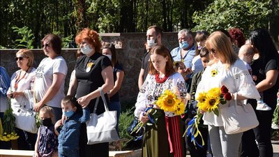 Кропивничани поклали квіти загиблим захисникам України Кропивничани поклали квіти загиблим захисникам України