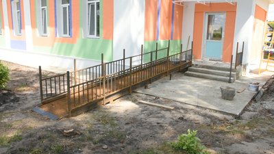 Пандус, що облаштували в дитячому садочку Пандус, що облаштували в дитячому садочку