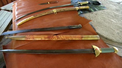 Житомирянин Олег Козяр власноруч виготовляє козацькі шаблі зразка ХVІІ століття Житомирянин Олег Козяр власноруч виготовляє козацькі шаблі зразка ХVІІ століття
