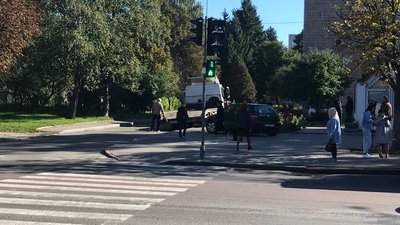 У Луцьку авто виїхало на зупинку. Одна людина у реанімації У Луцьку авто виїхало на зупинку. Одна людина у реанімації
