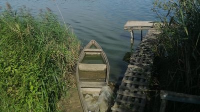 Порушники ловили рибу сітками з дерев'яних човнів. Порушники ловили рибу сітками з дерев'яних човнів.