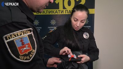 Черкаські поліцейські виготовили світловідбиваючі валентинки Черкаські поліцейські виготовили світловідбиваючі валентинки